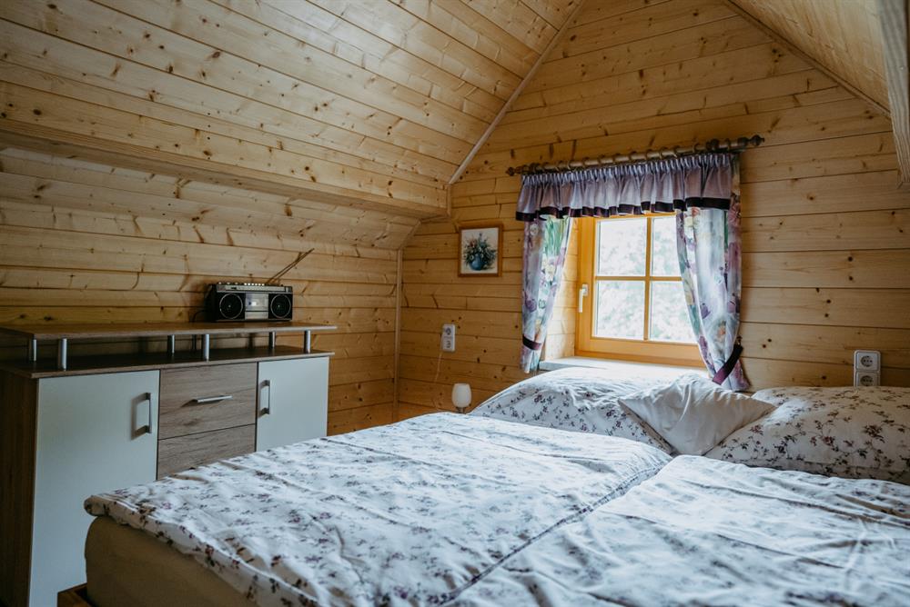 ein Schlafzimmer mit zwei Betten