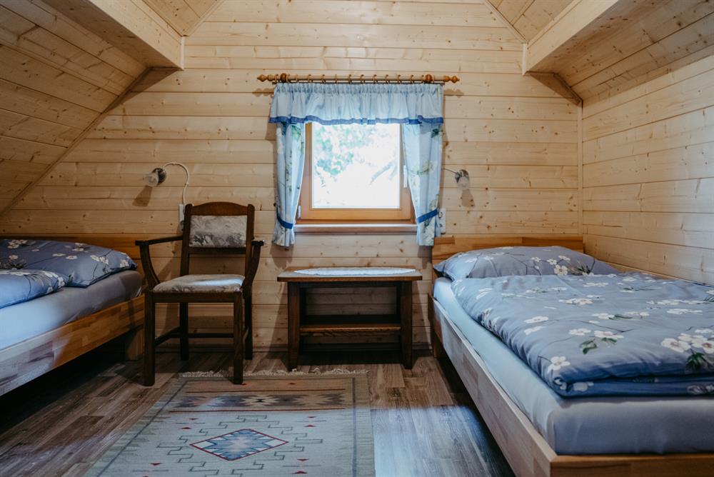ein Zimmer mit zwei Betten