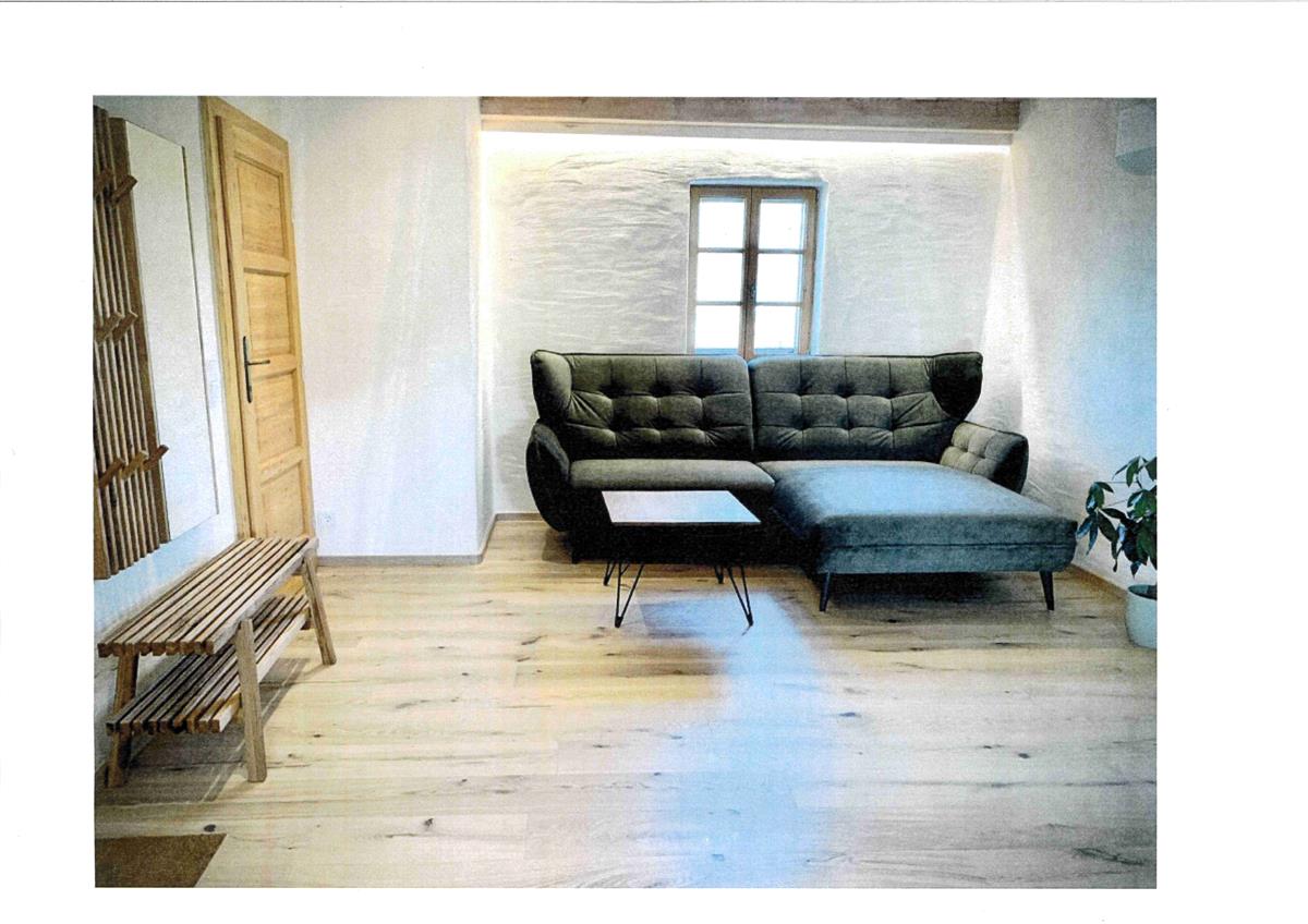 ein Wohnzimmer mit einer Couch und einer Bank